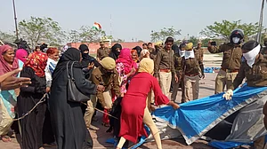 بڑی تعداد میں پولس ’گھنٹہ گھر‘ پہنچی، مظاہرہ ختم کرانے کی کوشش، خواتین کے ساتھ بدسلوکی