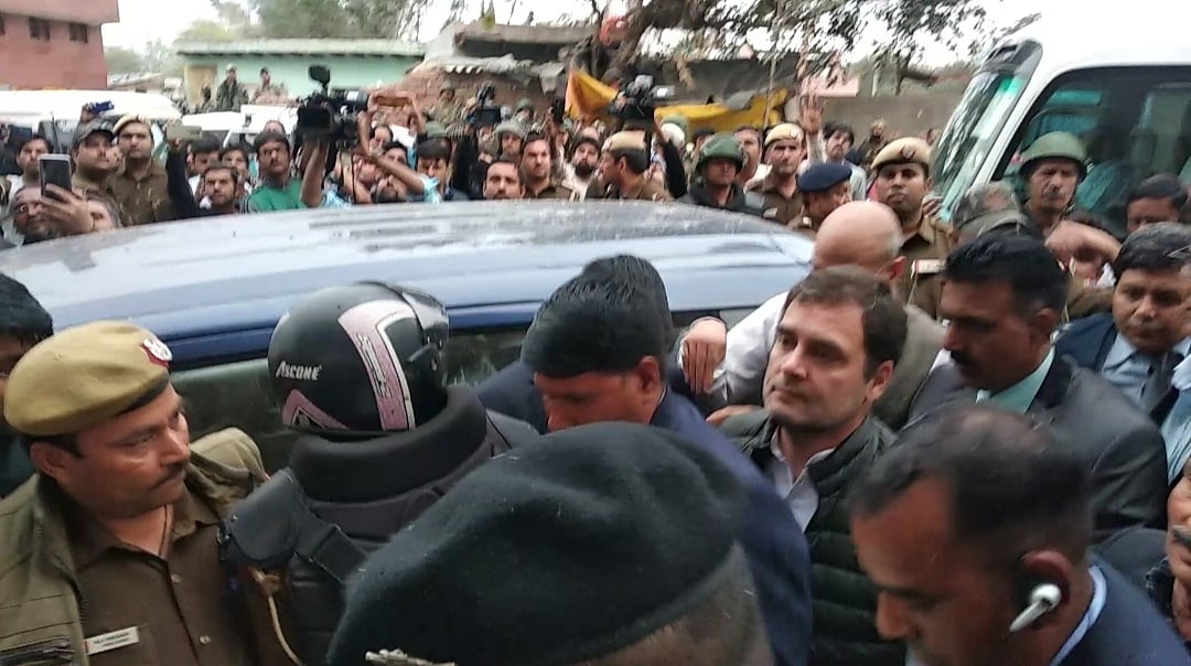 راہل گاندھی مصطفیٰ باد کی فاروقیہ مسجد کے دروازے سے داخل ہوتے ہوئے