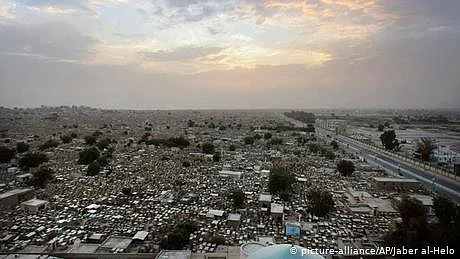 کورونا وائرس سے ہلاک ہونے والوں کے لیےتدفین کی جگہ بھی نہیں