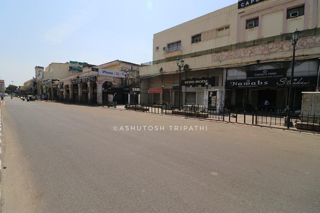 کورونا وائرس: حضرت گنج میں لاک ڈاؤن کی حالت، سڑکیں سنسان، دکانوں پر لٹکا قفل