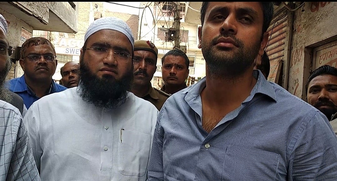 کھجوری خاص میں تعینات ایس ڈی ایم گورو یادو جمعیۃ علماء ہند کے اراکین کے ساتھ