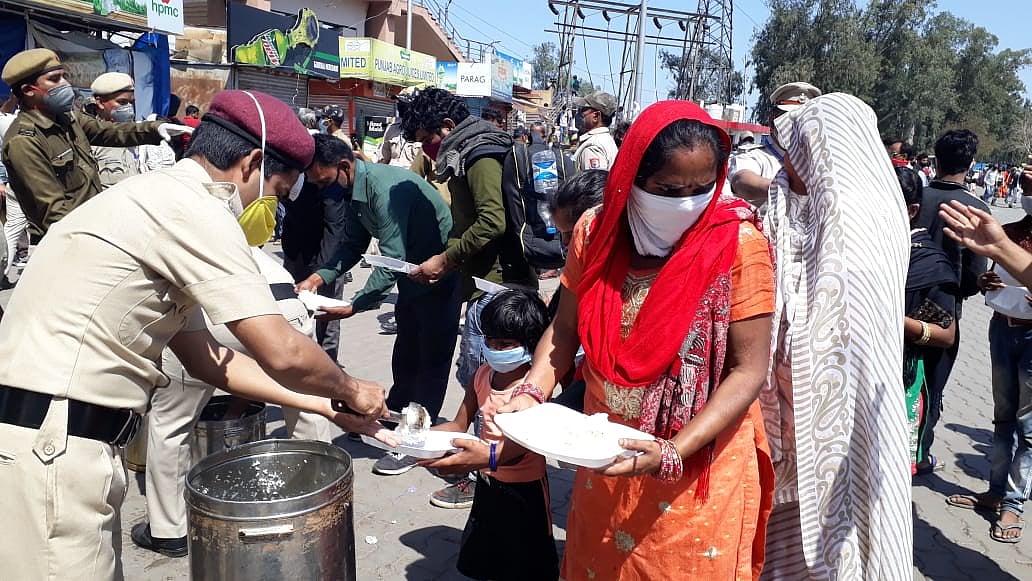 ’ہزاروں مہاجر مزدوروں کا پیدل سفر کرنا ’کورونا‘ سے بھی بڑا سانحہ‘