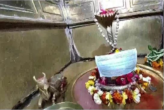 وارانسی میں بھگوان پر بھی کورونا وائرس کا خطرہ، لوگوں نے پہنایا ماسک