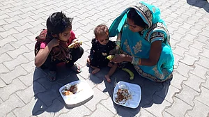 ’ہزاروں مہاجر مزدوروں کا پیدل سفر کرنا ’کورونا‘ سے بھی بڑا سانحہ‘