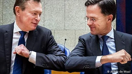 ’سلام دعا‘ کا طریقہ ہی بدل گیا: ہاتھ نہیں بلکہ کہنی یا پاؤں ملائیے