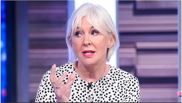 کورونا کی زد میں آئیں برطانیہ کی وزیر صحت، خود کو گھر میں کیا قید!