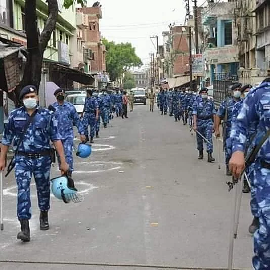 مراد آباد: نواب پورا علاقے میں گشت کرتی آر اے ایف جوان