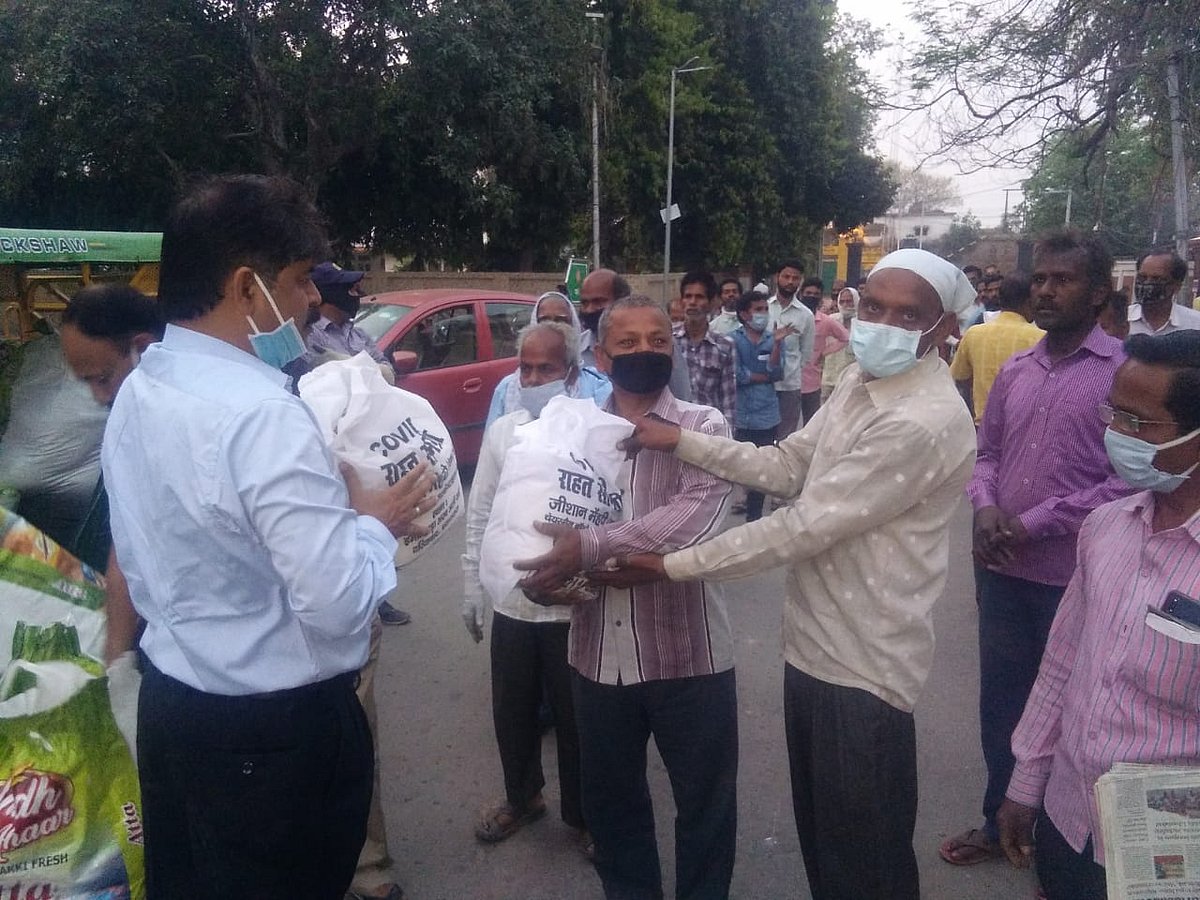 لاک ڈاؤن: الٰہ آباد میں غریبوں کے لیے مسیحا بنے کچھ مسلم نوجوان