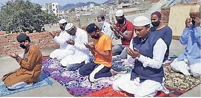 لاک ڈاؤن: گھر کی چھت پر باجماعت نماز پڑھنے والے 11 افراد کے خلاف ایف آئی آر