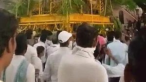 کرناٹک میں اڑی لاک ڈاؤن کی دھجیاں، مندر میں جمع ہوئی سینکڑوں کی بھیڑ