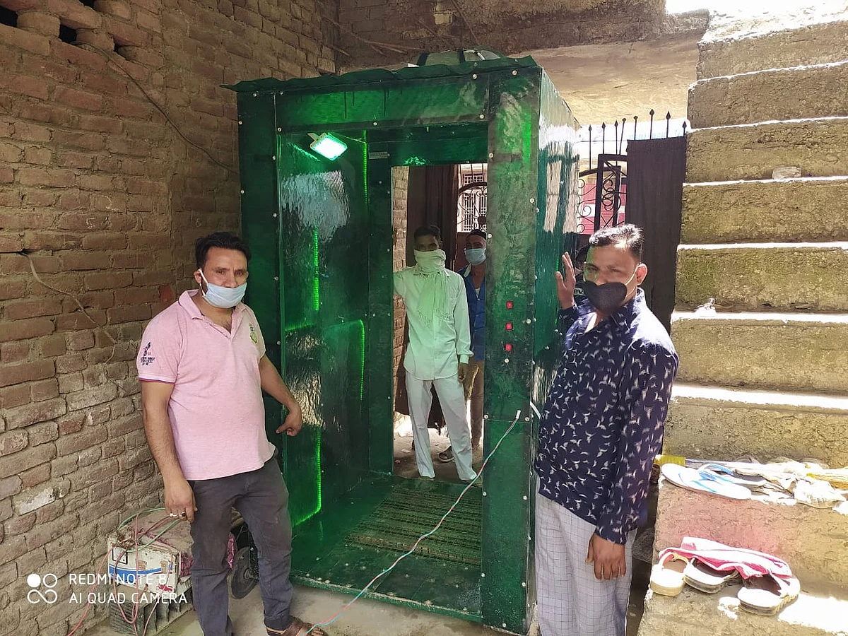 کورونا کی دہشت: گھر بیٹھے بجنور کے مستری مستقیم نے تیار کر دی فل باڈی سینیٹائزر مشین