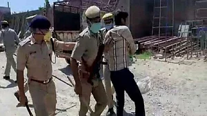 لاک ڈاؤن: لوگوں کو سمجھانے گئی بریلی پولس پر حملہ، آئی پی ایس افسر سمیت کئی زخمی