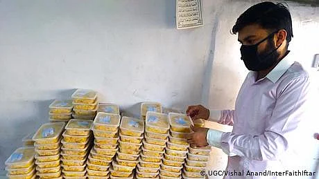 کراچی میں ہندو طلبا افطاری تقسیم کرتے ہوئے
