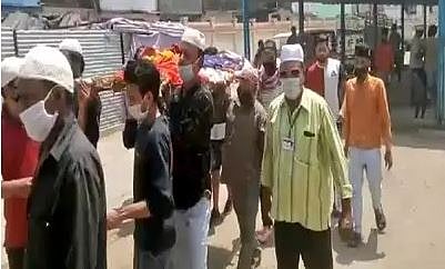 اندور کے بعد بھوپال میں بھی مسلمانوں نے پیش کی مثال، ہندو ’اَرتھی‘ کو دیا کندھا