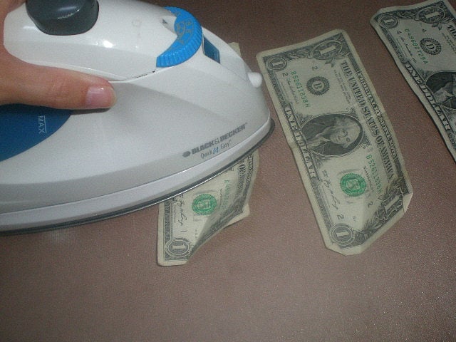 کورونا سے پاک کرنے کے لیے کرنسی نوٹوں کو استری کرنے کا منفرد طریقہ