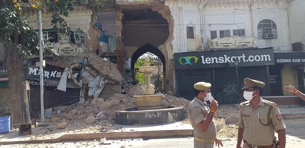 لکھنو کے شاندار امام باڑہ سبطین آباد کا پھاٹک زمیں بوس، سرکار کی دلچسپی نہیں!