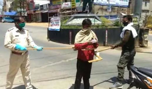 جھارکھنڈ: کھونٹی پولس کو نہیں کورونا کا ڈر، وہ جان گئے ہیں انگریزی حرف ’وائی‘ کی طاقت