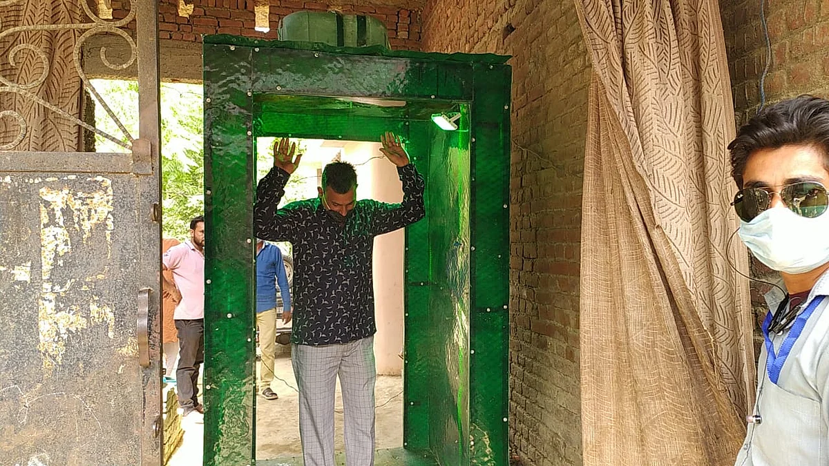 کورونا کی دہشت: گھر بیٹھے بجنور کے مستری مستقیم نے تیار کر دی فل باڈی سینیٹائزر مشین