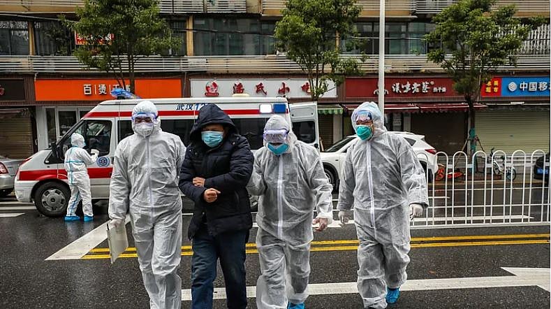 وُہان میں کورونا کے آگے ڈٹ کر کھڑے رہنے والے ہندوستانی کو پوری دنیا کر رہی سلام!