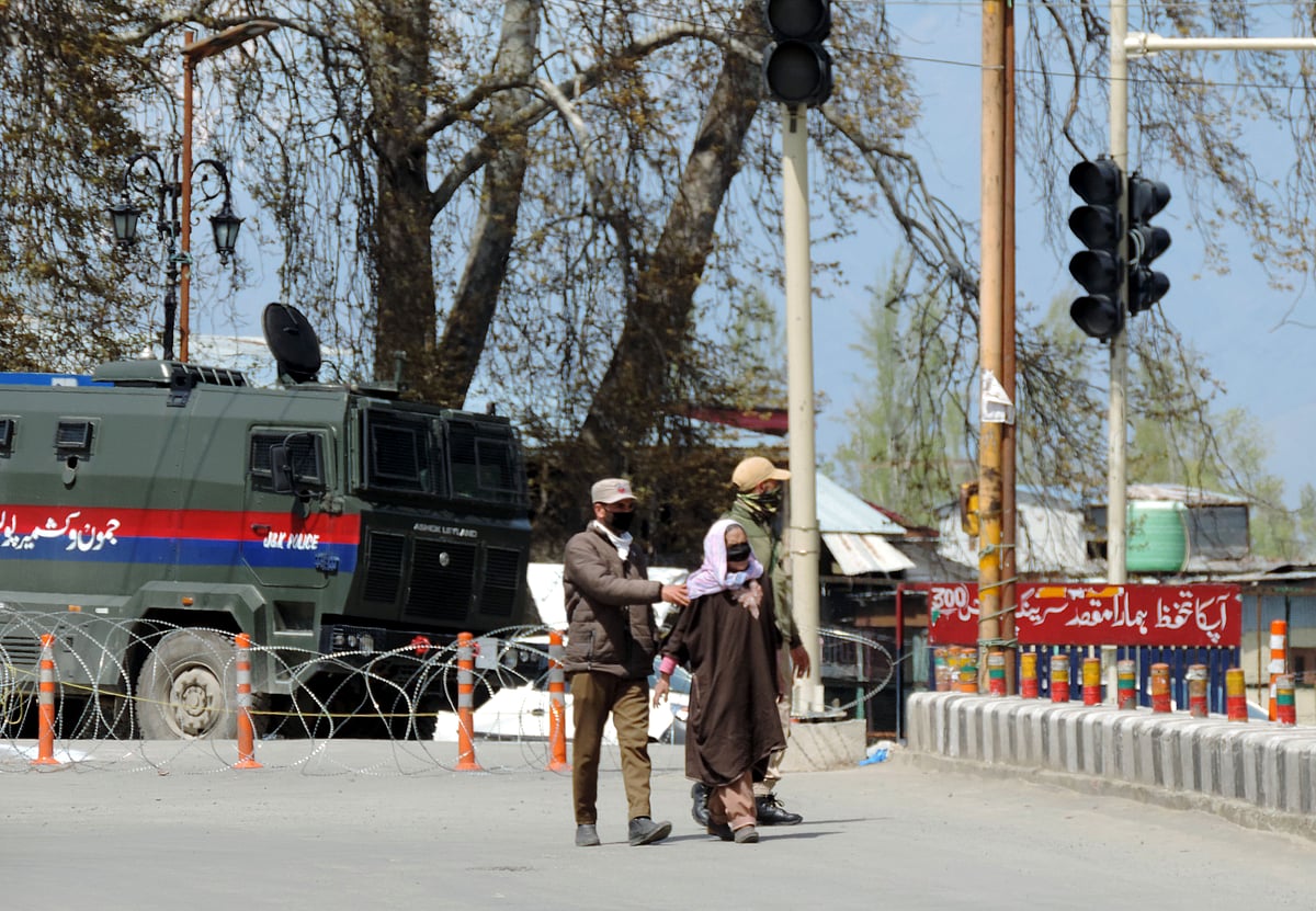  ’لاک ڈاؤن کے دوران موسیقی سنیں، یوگا کریں، خبریں کم ہی دیکھیں‘