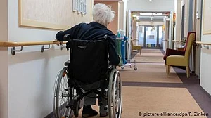 کورونا کے سبب تنہا کر دیے گئے بوڑھوں کے ليے اميد کی کرن