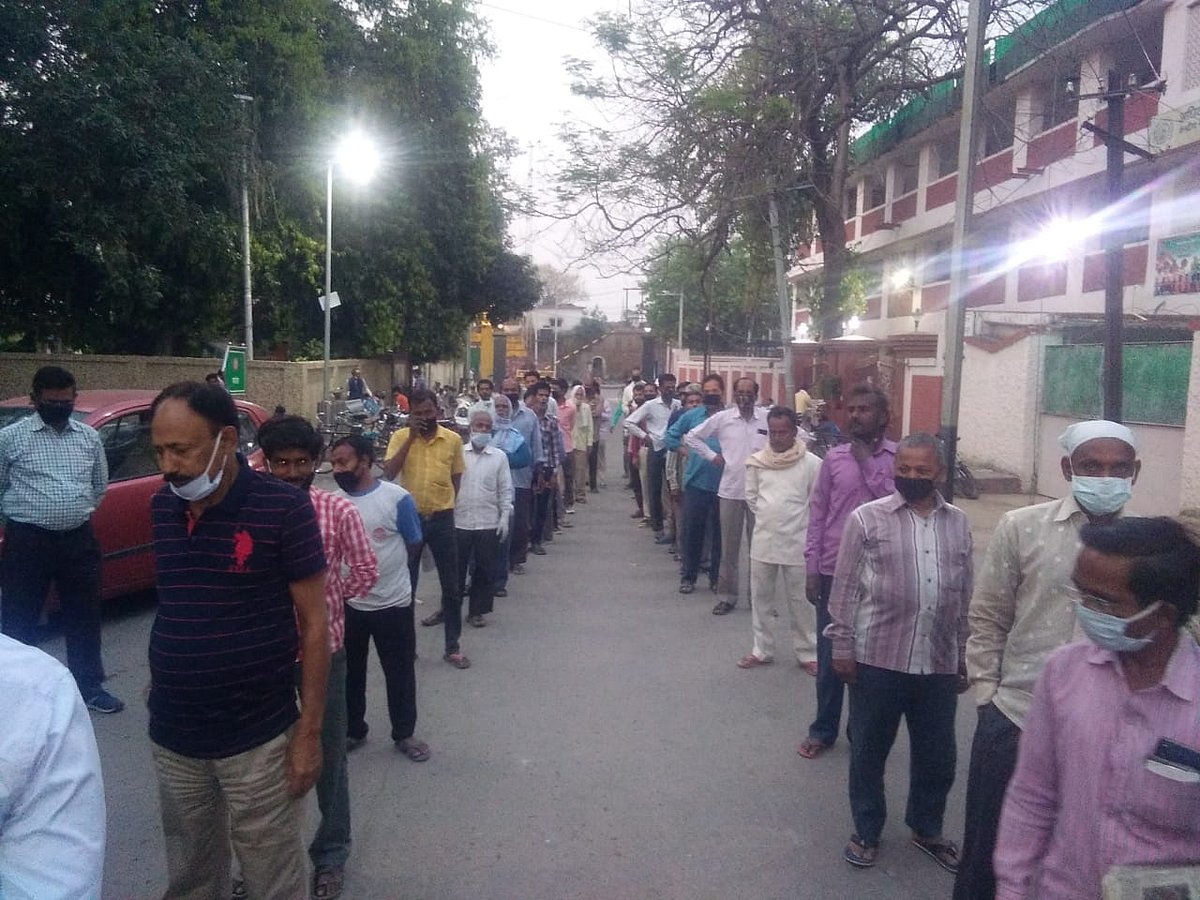 لاک ڈاؤن: الٰہ آباد میں غریبوں کے لیے مسیحا بنے کچھ مسلم نوجوان