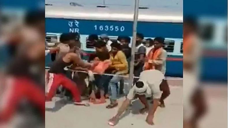 کورونا بحران: کٹیہار ریلوے اسٹیشن پر بسکٹ کے لیے ہوئی جنگ، دیکھیں ویڈیو