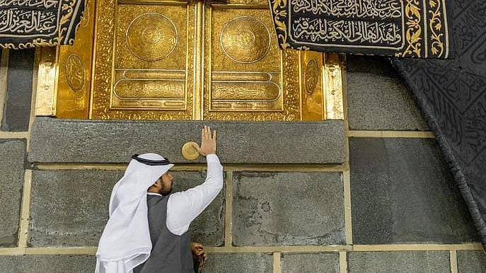 خانہ کعبہ کو معطر بنانے کے لیے ’عود‘ کے بیش قیمت عطر کا استعمال
