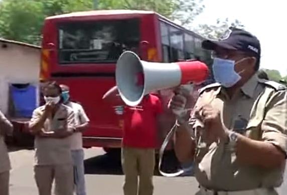 پولس ہیڈ کانسٹیبل نے مہاجر مزدوروں کو ’پردیسی پردیسی‘ نغمہ گا  کر کیا رخصت، ویڈیو وائرل