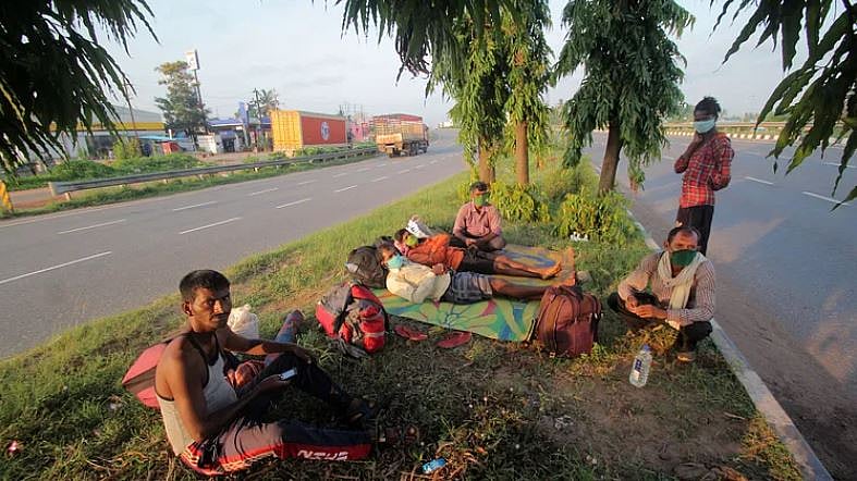 ’کھانا تو مل جائے گا صاحب، ایک پرانی چپل دے دو‘، مہاجر مزدوروں کی جذباتی اپیل