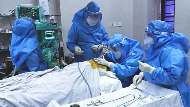 قومی آواز بلیٹن: سمبت پاترا پر کورونا کا خطرہ، اسپتال میں داخل؛ ٹی-20 عالمی کپ پر قیاس آرائیاں جاری