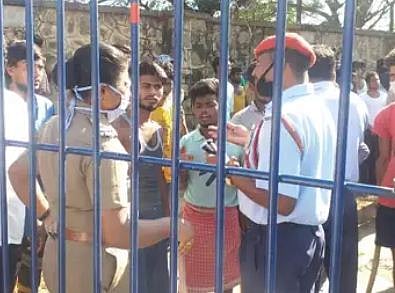 تمل ناڈو: کے کے ای پی پی میں مہاجر مزدوروں کا مظاہرہ، دو پولیس اہلکار زخمی