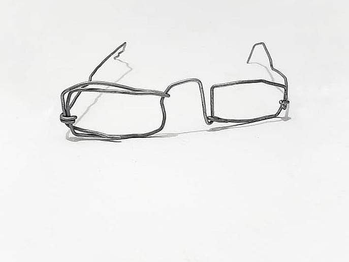 لوہے کے تاروں سے بنائی ٹیڑھی میڑھی عینک نے یمنی بچے کی قسمت بدل ڈالی