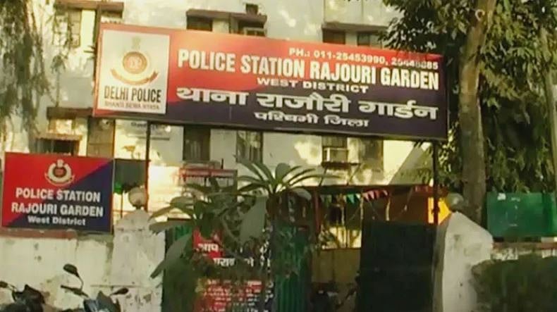 دہلی پولس کے مغربی ضلع کنٹرول روم میں کورونا کی دستک سے افرا تفری، ایک شفٹ بند