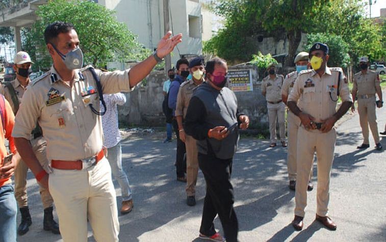 کٹھوعہ ایس ایس پی نے شدید گرمی میں کوارنٹائن سنٹر جانے سے بچنے کا لوگوں کو بتایا نسخہ