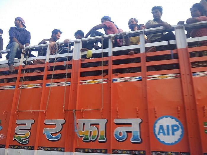 گھر پہنچنے کی امید: جان جوکھم میں ڈال کر پیدل بڑھتے جا رہے مہاجر مزدور