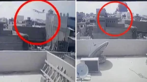 کراچی طیارہ حادثے میں 54 ہلاک، مسافر آکسیجن ماسک پہنے ہوئے تھے