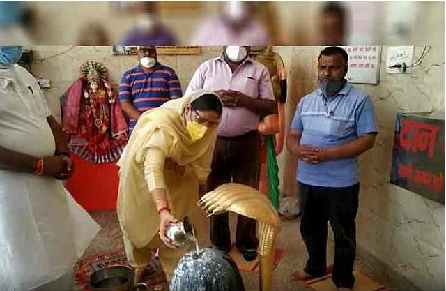 ہریانہ: بی جے پی وزیر نے لاک ڈاؤن کی خلاف ورزی کرتے ہوئے مندر میں کی پوجا