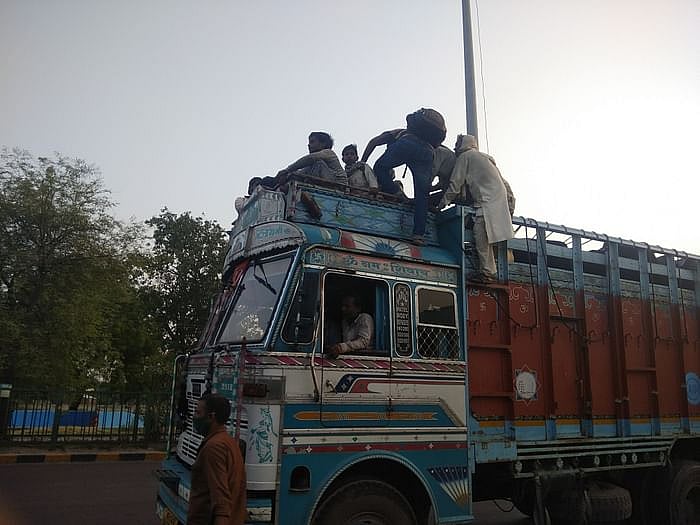 گھر پہنچنے کی امید: جان جوکھم میں ڈال کر پیدل بڑھتے جا رہے مہاجر مزدور