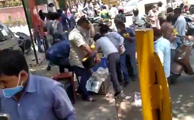 ویڈیو: سڑک کنارے رکھی پیٹیوں سے منٹوں میں لُٹ گئے بیس ہزار کے آم، ڈکیتی کا مقدمہ درج