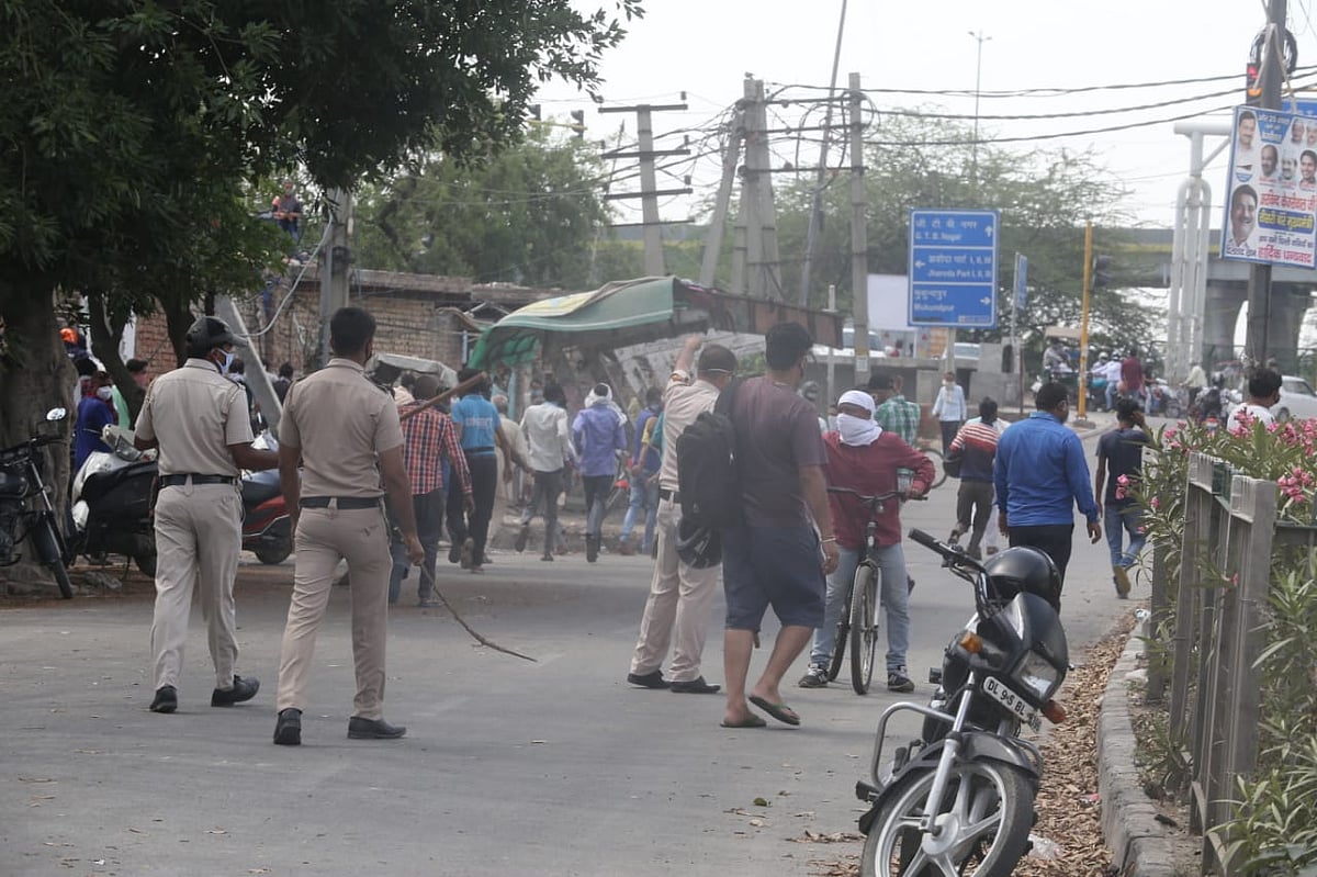 دہلی: سوشل ڈسٹنسنگ کی دھجیاں اڑنے کے بعد شراب کی دکانیں ہوئیں بند!