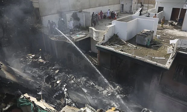 کراچی طیارہ حادثہ: بدقسمت پرواز کے دو خوش قسمت مسافر، ایک کمال امروہی کے رشتہ دار