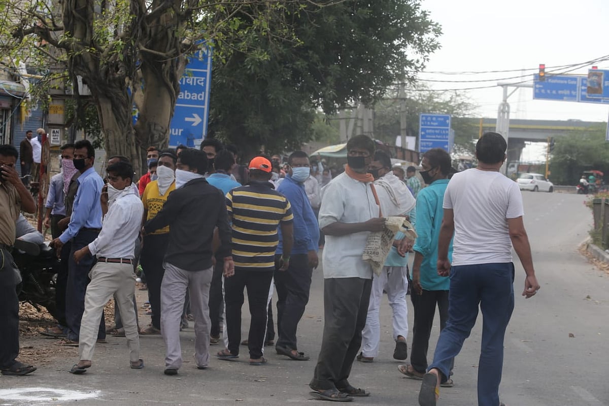 دہلی: سوشل ڈسٹنسنگ کی دھجیاں اڑنے کے بعد شراب کی دکانیں ہوئیں بند!