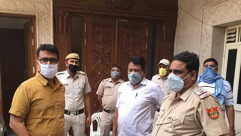 تصویر @INCDelhi<a href="https://twitter.com/intent/tweet?url=https%3A%2F%2Fwww.navjivanindia.com%2Fnews%2Flockdown-modi-government-did-not-like-helping-laborers-delhi-congress-president-detained&text=%E0%A4%B2%E0%A5%89%E0%A4%95%E0%A4%A1%E0%A4%BE%E0%A4%89%E0%A4%A8%3A%20%E0%A4%AE%E0%A5%8B%E0%A4%A6%E0%A5%80%20%E0%A4%B8%E0%A4%B0%E0%A4%95%E0%A4%BE%E0%A4%B0%20%E0%A4%95%E0%A5%8B%20%E0%A4%85%E0%A4%9A%E0%A5%8D%E0%A4%9B%E0%A4%BE%20%E0%A4%A8%E0%A4%B9%E0%A5%80%E0%A4%82%20%E0%A4%B2%E0%A4%97%E0%A4%BE%20%E0%A4%AE%E0%A4%9C%E0%A4%A6%E0%A5%82%E0%A4%B0%E0%A5%8B%E0%A4%82%20%E0%A4%95%E0%A5%80%20%E0%A4%AE%E0%A4%A6%E0%A4%A6%20%E0%A4%95%E0%A4%B0%E0%A4%A8%E0%A4%BE%2C%20%E0%A4%A6%E0%A4%BF%E0%A4%B2%E0%A5%8D%E0%A4%B2%E0%A5%80%20%E0%A4%95%E0%A4%BE%E0%A4%82%E0%A4%97%E0%A5%8D%E0%A4%B0%E0%A5%87%E0%A4%B8%20%E0%A4%85%E0%A4%A7%E0%A5%8D%E0%A4%AF%E0%A4%95%E0%A5%8D%E0%A4%B7%20%E0%A4%95%E0%A5%8B%20%E0%A4%B2%E0%A4%BF%E0%A4%AF%E0%A4%BE%20%E0%A4%B9%E0%A4%BF%E0%A4%B0%E0%A4%BE%E0%A4%B8%E0%A4%A4%20%E0%A4%AE%E0%A5%87%E0%A4%82&hashtags="></a><a href="https://www.facebook.com/sharer.php?u=https%3A%2F%2Fwww.navjivanindia.com%2Fnews%2Flockdown-modi-government-did-not-like-helping-laborers-delhi-congress-president-detained"></a><a href="https://api.whatsapp.com/send?text=https%3A%2F%2Fwww.navjivanindia.com%2Fnews%2Flockdown-modi-government-did-not-like-helping-laborers-delhi-congress-president-detained"></a>