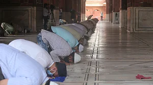 ’اَن لاک‘ ہوئیں ہندوستان کی مسجدیں، روح پرور ماحول میں ادا ہوئی نماز