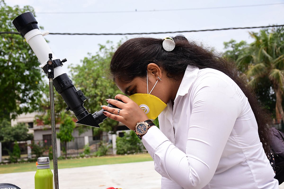 ہندستان سمیت دنیا کے کئی ممالک میں نظر آنے والا سورج گرہن ختم