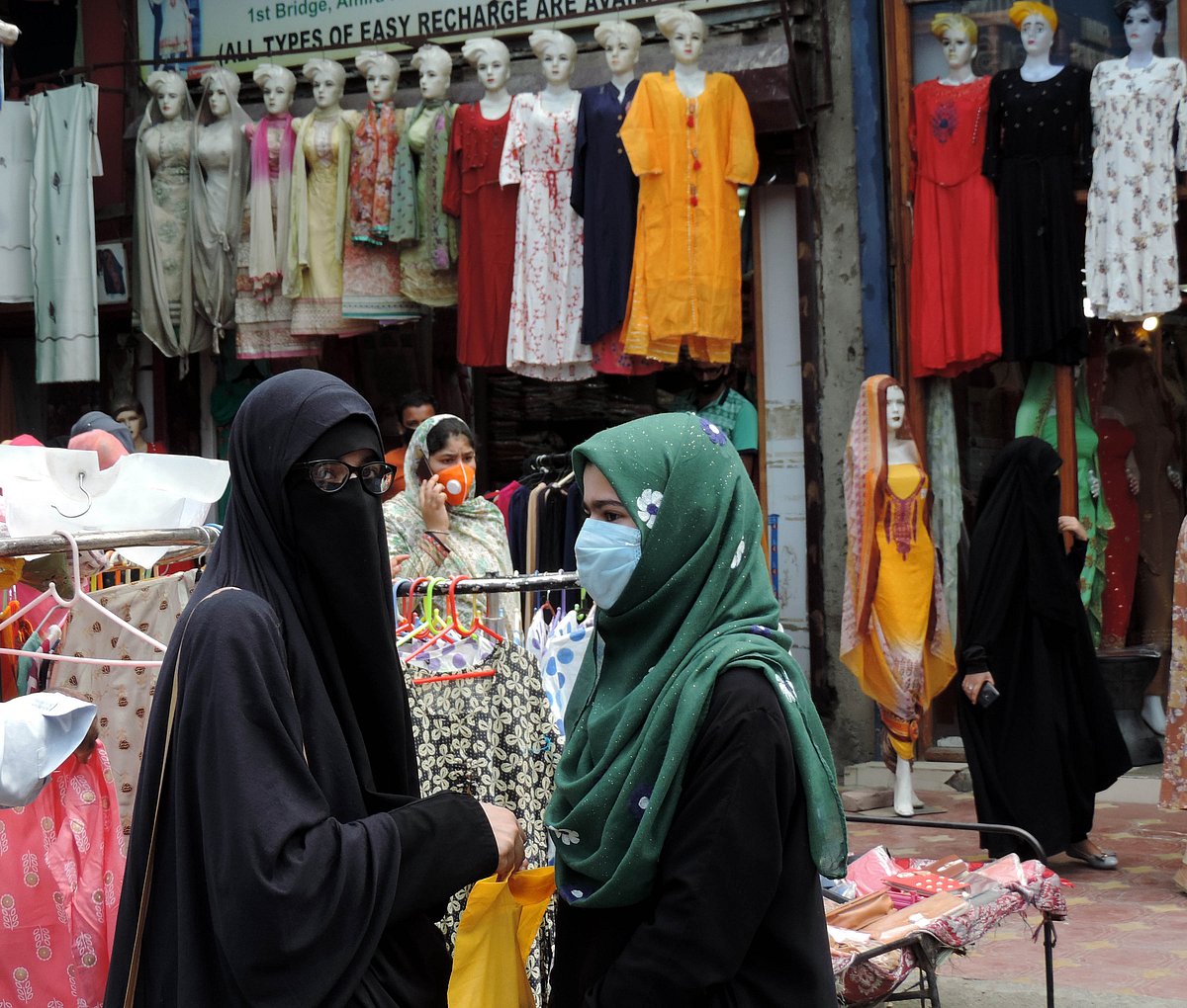 کشمیر: عید کے پیش نظر بازاروں میں گہماگہمی، تصویری جھلکیاں