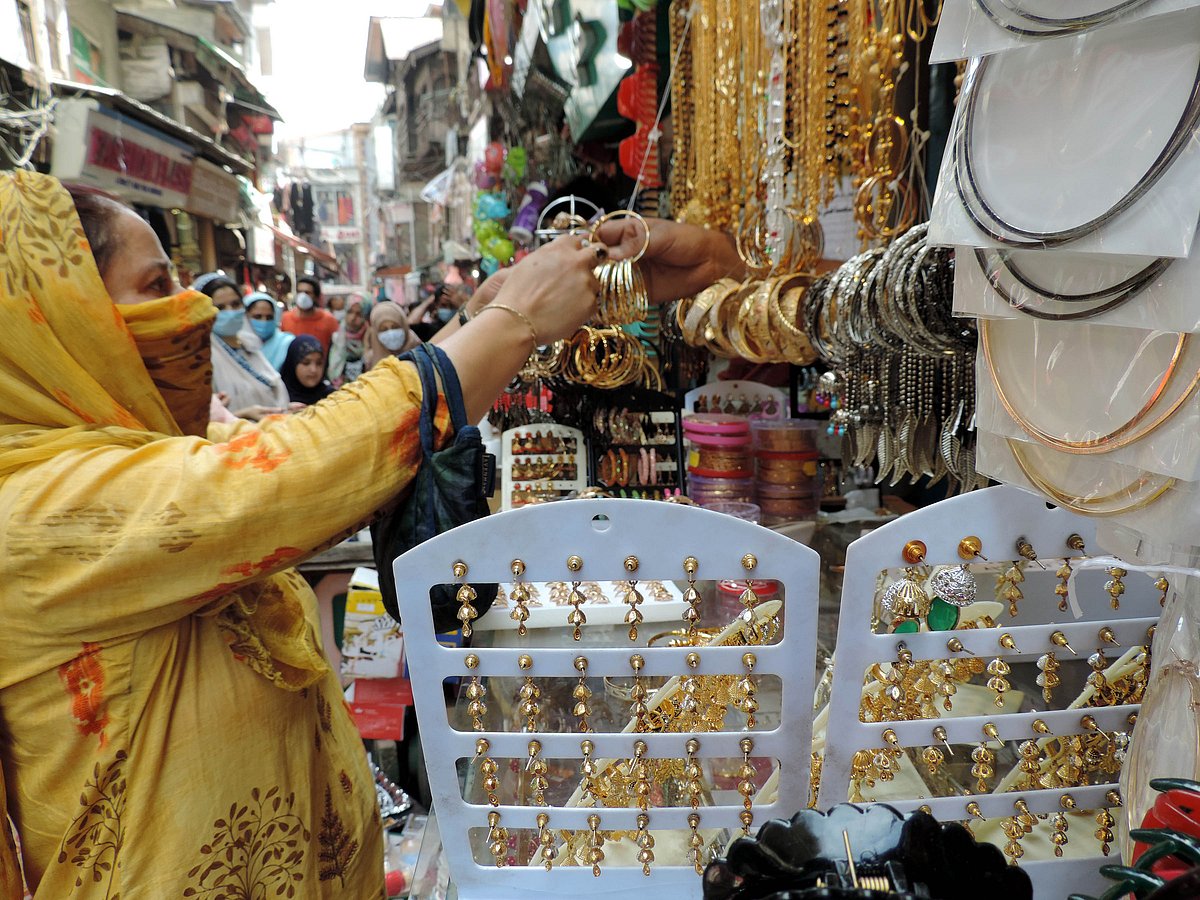 کشمیر: عید کے پیش نظر بازاروں میں گہماگہمی، تصویری جھلکیاں