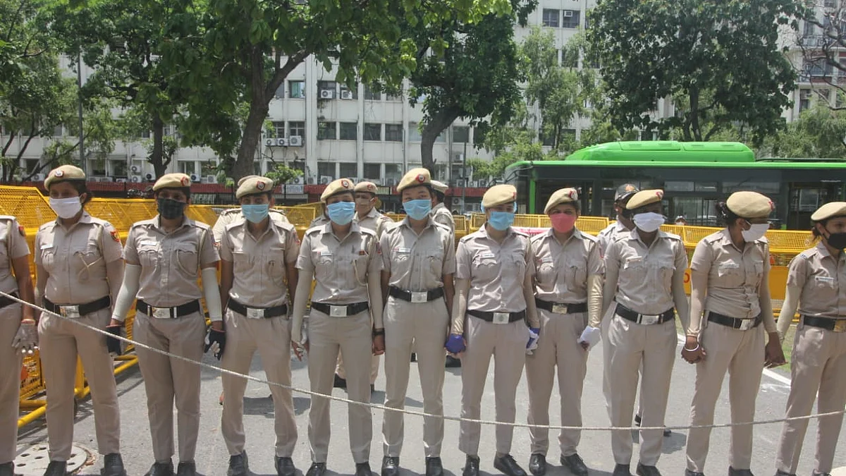 ماسک پہن کر ڈیوٹی کرنے کے لئے تیار دہلی پولیس کی خاتون اہلکار / تصویر قومی آواز / وپن