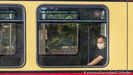 کورونا: خوشبو مت لگائیں، چہرے پر سب خود ماسک لگا لیں گے